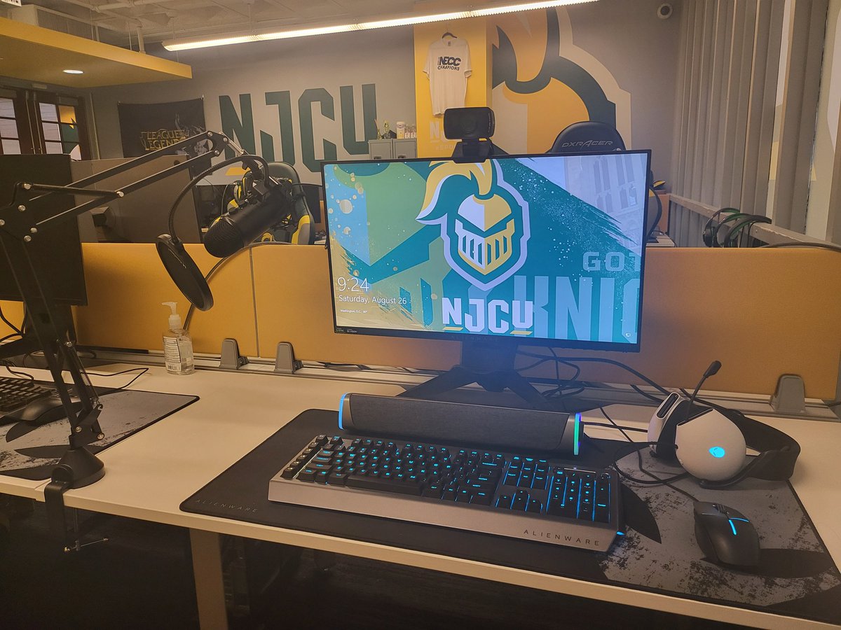 NJCUeSports's tweet photo. New gear just dropped for our lounge! @Alienware @KnoxGear @elgato @BlueMicrophones https://t.co/WxwktV9Umi