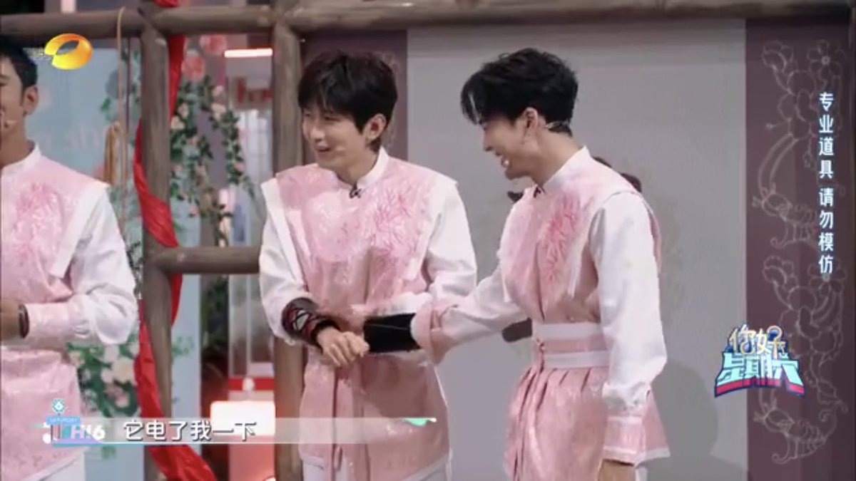 p_doradorajung's tweet photo. น้องซีกับพี่อี้    vs    น้องซีกับพี่มิก 

กี่มาตรฐานดีคะ?🤣🤣🤣🤣🤣🤣🤣
ถึงกับลุกขึ้นเท้าเอววีน สงสารใครดี
#หอดอกบัวลายมงคล #เฉิงอี้ #เจิงซุ่นซี #เซียวซุ่นเหยา https://t.co/4tNOyj0zoM