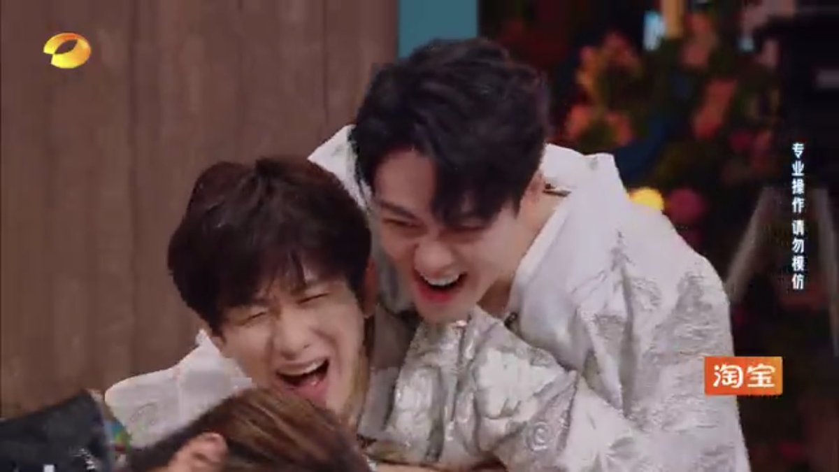 p_doradorajung's tweet photo. น้องซีกับพี่อี้    vs    น้องซีกับพี่มิก 

กี่มาตรฐานดีคะ?🤣🤣🤣🤣🤣🤣🤣
ถึงกับลุกขึ้นเท้าเอววีน สงสารใครดี
#หอดอกบัวลายมงคล #เฉิงอี้ #เจิงซุ่นซี #เซียวซุ่นเหยา https://t.co/4tNOyj0zoM