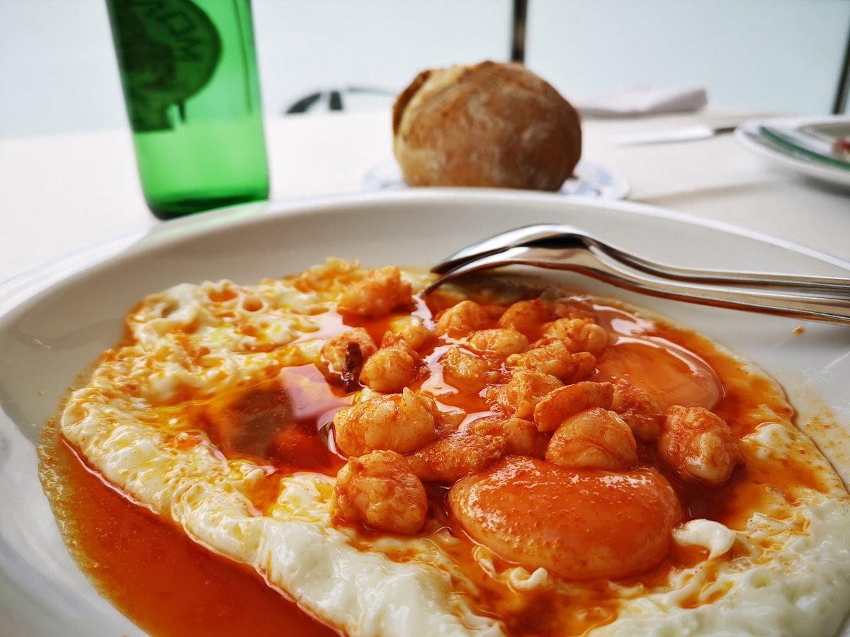 HotelCarril's tweet photo. Un fin de semana gastronómico con la Ría de Arousa como testigo.

- Nube de huevos fritos y langostinos al ajillo con pimentón
- Lagartos de cerdo ibérico a la plancha con patatas fritas.
-Abanico ibérico con salsa de queso San Simón. 
- Tarta de queso fría con mermelada de fresa https://t.co/h3LxwS13Xs