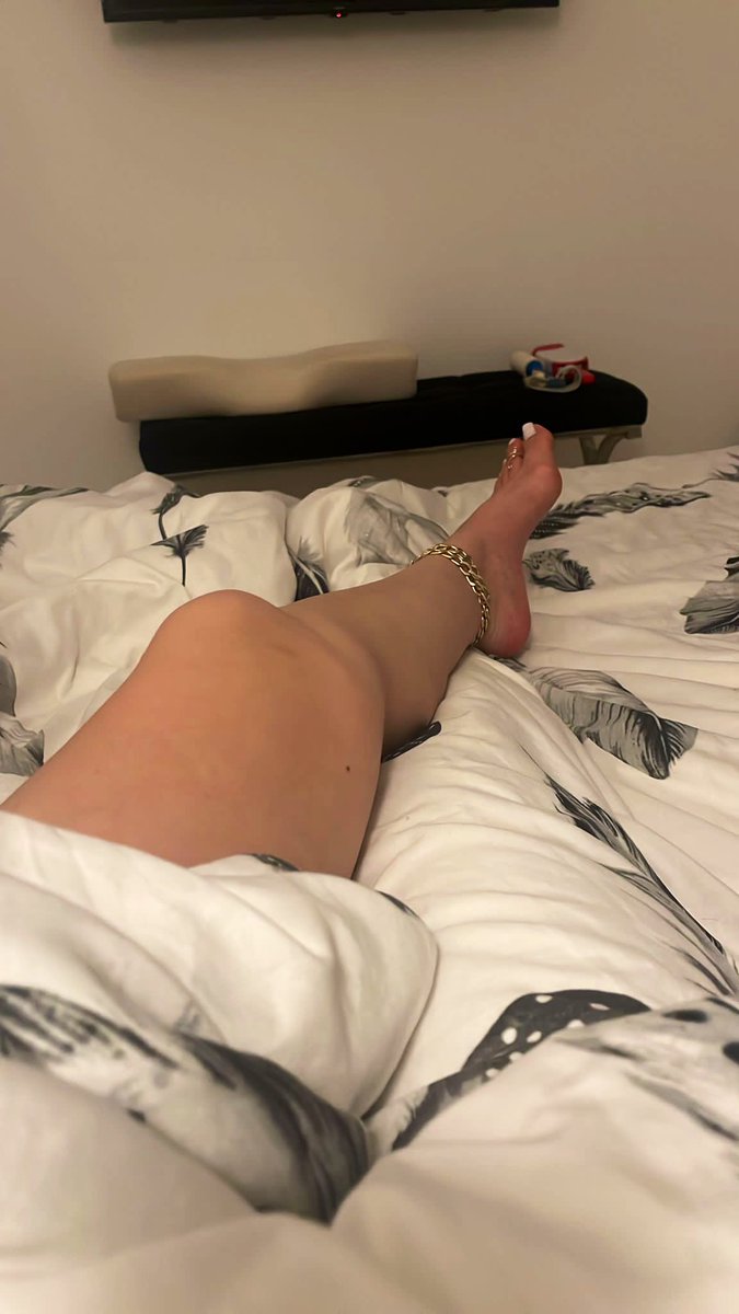 QueenDominaKim's tweet photo. You can’t help yourselves feet addicts 🤣😈 https://t.co/4YkQYfzGWo