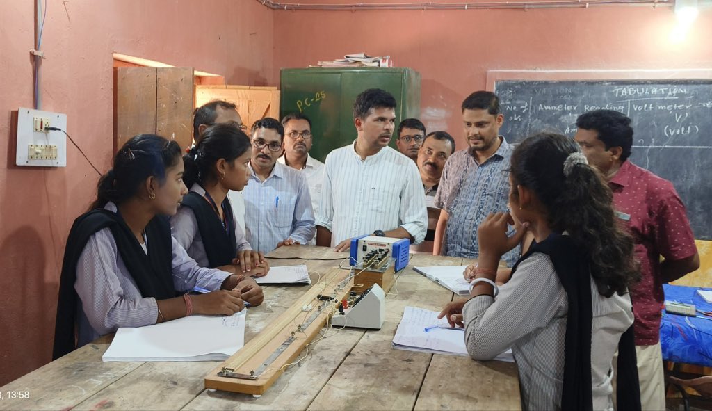Deogarhdistadmn's tweet photo. Collector Deogarh, CDO ZP, Sub-Collector and BDO visited 9 colleges of Reamal and Tileibani blocks today for initiation of CMSA works under 5T. 
College faculty, students, PRI members were involved in the consultation process. Work to be started soon. https://t.co/Hv3HuPaNRA