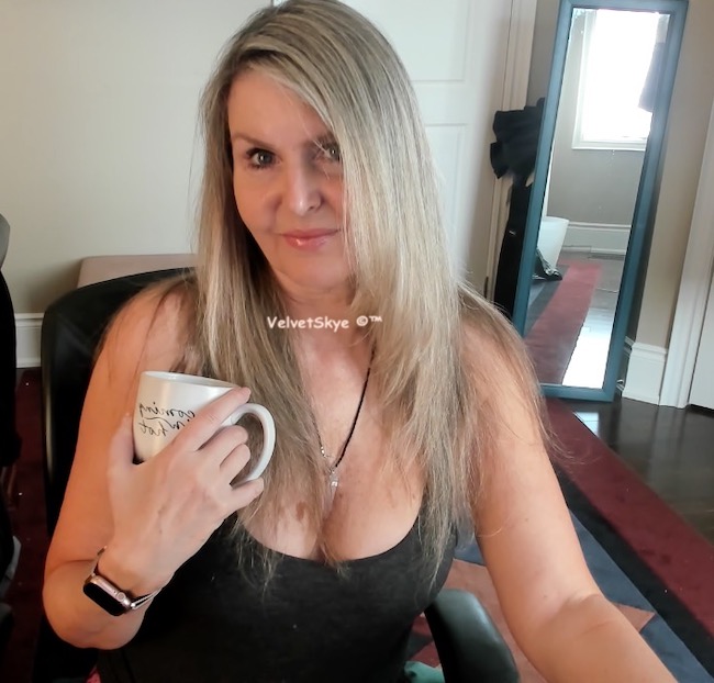 feels like forever since I have done this! have you missed me?  SunnySaturday friends, lovers and perverts knee