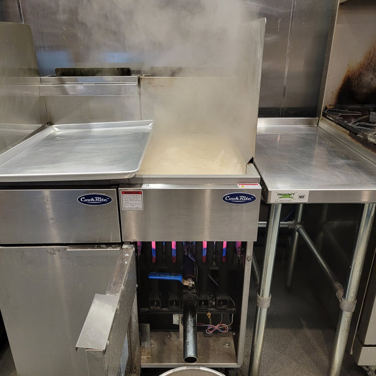 alohaimbenjamin's tweet image. Cleaning fryers and @jackkays 
#cookmore