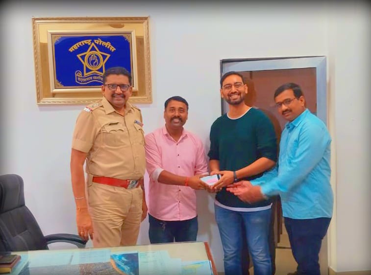 Chaiandgames's tweet photo. I would like to extend my heartfelt thanks to Sr PI vartak, PSI waghe,
Detection staff Tushar Panhale, Juhu police station,
in helping to find my wife's missing phone. 
@MumbaiPolice  @JuhuPolice are the true heroes. #mumbaipolice #trueheroes #juhupolice https://t.co/1sO3SonljK