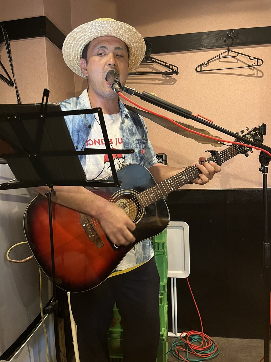 お世話になってる整体師のザッキー（アーティスト名笑動さん）が近所の焼鳥屋で投げ銭LIVEやるってので行ってきた。
CD頂いちゃいました。
あざざます！
#笑動
#wakaba_kadoma