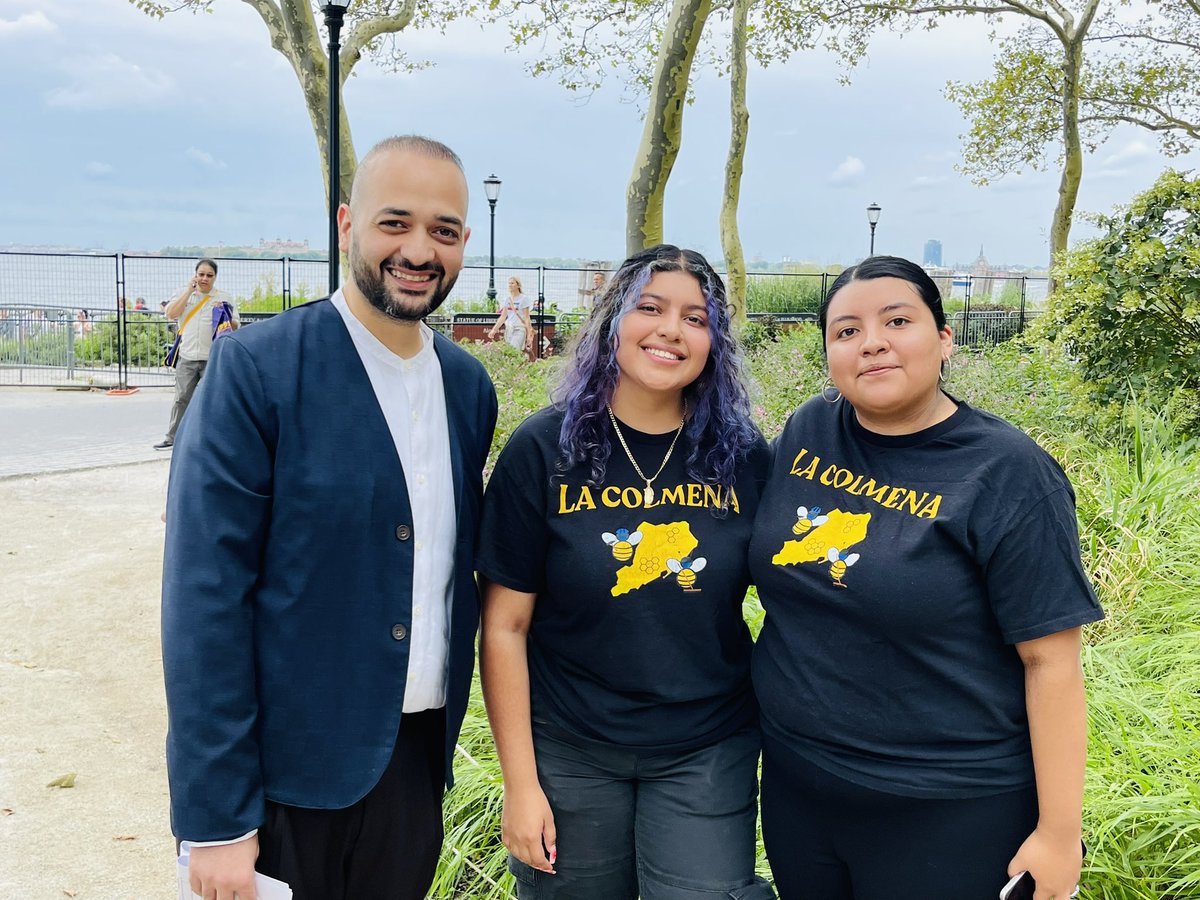 LaColmenaNYC's tweet photo. 🧵1/2 On Thursday, we joined @thenyic, @32BJSEIU, @NYCETC_org, @MixtecaOrg @MaketheRoadNY &amp; allies, to call on @SecMayorkas &amp; @POTUS to #ExpandTPS to support asylum seekers in need of work authorization now. https://t.co/B9sHVDwbzi