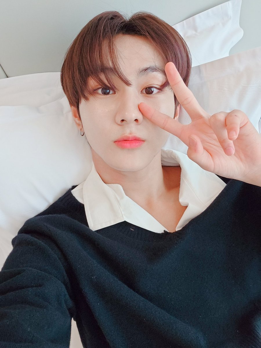 แกดูความจองวอนดิแมง😭😭😭 กุมีน้ำตาเลยอะ คือวันนี้ทุกคนรู้ทุกคนเห็นอาการน้องว่าเหนื่อยขนาดไหน พักผ่อนน้อย บินไปจีน ขึ้นเรือไซน์เมาเรือต้องยิ้ม เล่นกับฟค.ใดๆ ไซน์เสร็จบินกลับเลย โดนรุมที่สนามบินต่างๆ แต่พอทุกอย่างจบแล้วจองวอนก็ยังไม่ลืมมาวีเวิสเหมือนที่ทำทุกวัน รักจองวอนมากเลยㅠㅠ