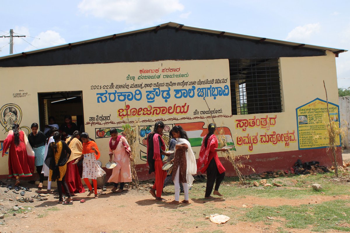 TpSirwar's tweet photo. ನರೇಗಾದಿಂದ ಭೋಜನಾಲಯ ನಿರ್ಮಾಣ:  ಶಾಲೆ ವಿದ್ಯಾರ್ಥಿಗಳಿಗೆ ಆಸರೆ...... 

ರಾಯಚೂರು ಜಿಲ್ಲೆಯ ಸಿರವಾರ ತಾಲೂಕಿನ ಚಾಗಬಾವಿ ಗ್ರಾಮದಲ್ಲಿ ನರೇಗಾದಡಿ  ನಿರ್ಮಾಣ ಮಾಡಿರುವ ಶಾಲಾ ಭೋಜನಾಲಯದಲ್ಲಿ ವಿದ್ಯಾರ್ಥಿಗಳು ಸಂತೋಷದಿಂದ ಒಂದಡೇ ಕುಳಿತು ಮಧ್ಯಾಹ್ನದ ಬಿಸಿಊಟ ಸವಿಯುತ್ತಿರುವುದು. 
@CommrMGNREGSK @ceozpraichur @ZillaRaichur https://t.co/Q3al0t0f3M