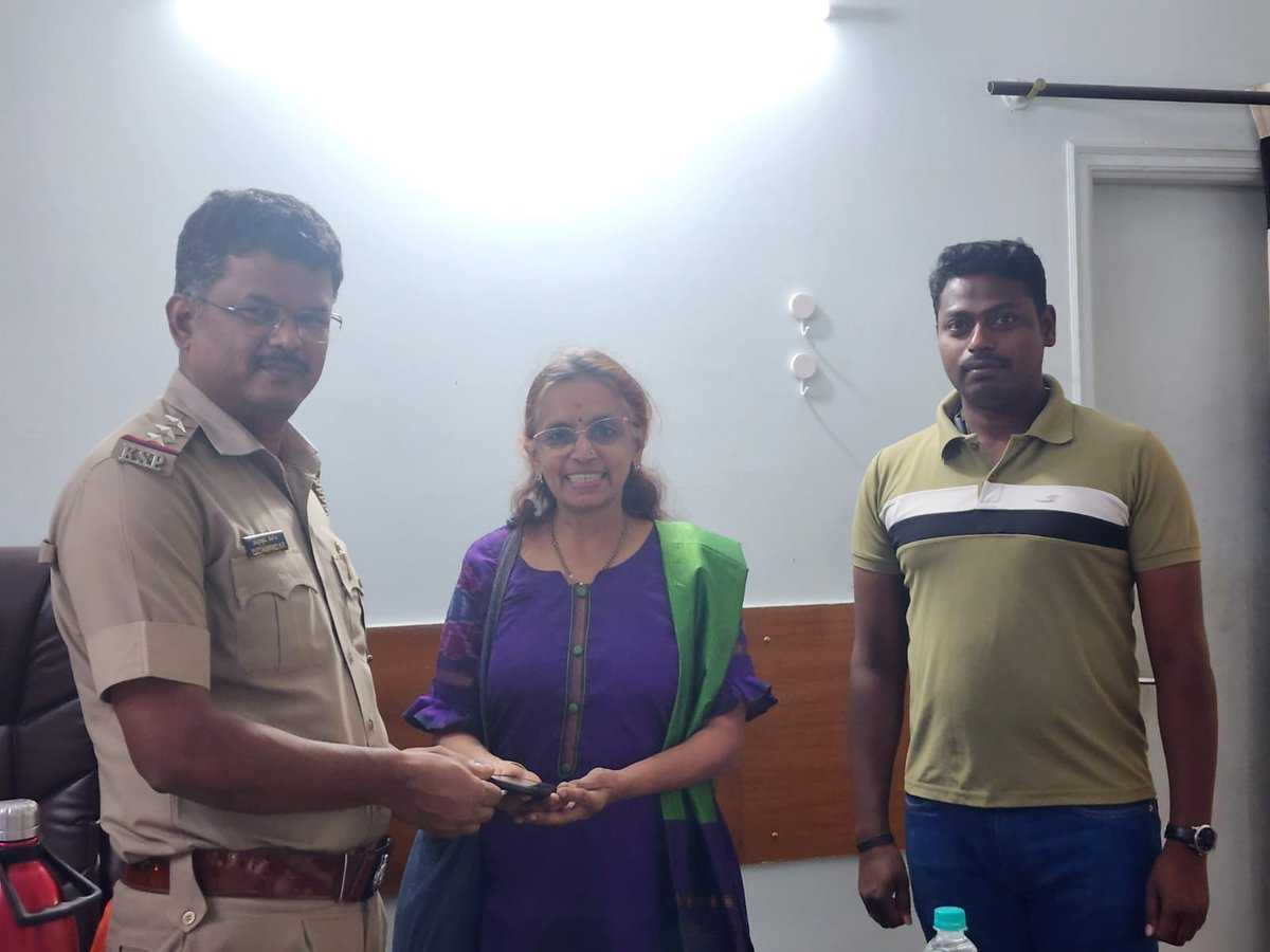 NehaAdiga's tweet photo. So glad we lodged an e-lost complaint. It feels like a dream getting the phone back. Cannot thank enough ❤ @BlrCityPolice https://t.co/Z9XgrvdtDU