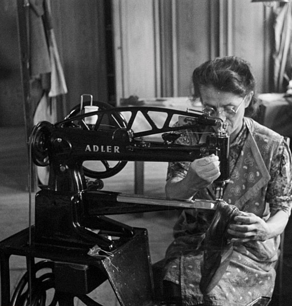 Karl_Lucid's tweet image. » 1944 war #Dürkopp-#Adler der wichtigste Produzent von Wälzlagern für deutsche Panzer. «
de.wikipedia.org/wiki/D%C3%BCrk…

ADLER-Dürkopp-#Sattlernähmaschine Serie„30&quot; mit Arbeiterin um 1940.