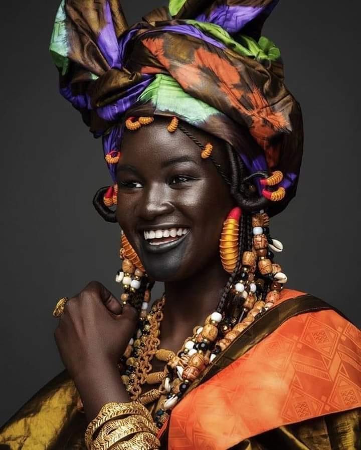 AfricanHub_'s tweet photo. The Wolof people of Senegal, Mauritania and the Gambia express their artistic instincts in the embroidery that adorns their clothing, hairdos and their jewelry.

They express themselves in song and dance, in poetry and story telling. The Wolof are one of Africa's darkest, tall and regal-looking people.