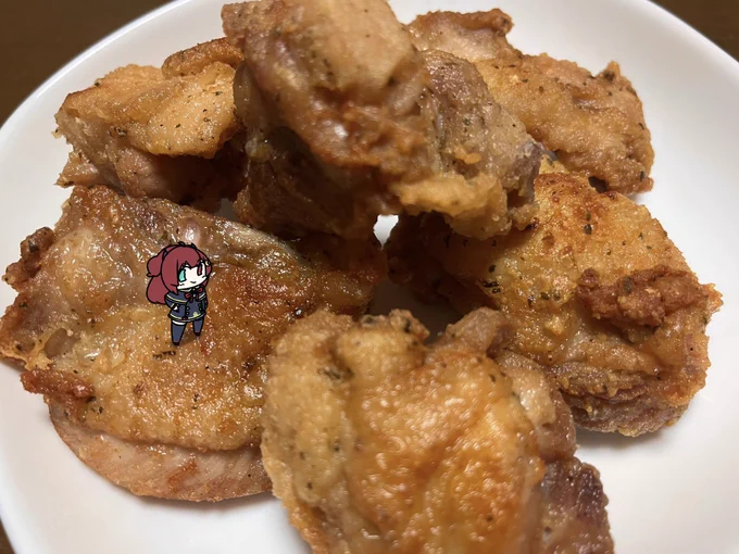 ロアちゃんとラムネロアちゃんラムネ飲んでる〜?暑いと飲みたくなる飲み物て言ったらラムネもその1つに入るよね瓶にビー玉が入ったやつで飲むのがいいロアちゃんはどう飲むのが好きかな?ロアちゃんに容器やシュチュエーション込みで美味しいものを〜今日のご飯フライドチキン #ロアート 