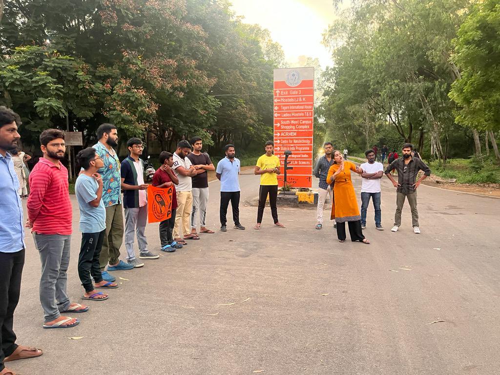 abvphcu's tweet photo. A fervent demonstration in response to the arrest of ABVP's national secretary for protesting against ragging at Jadavpur University. The effigy burning highlights concerns about the actions of the West Bengal state government. https://t.co/481sMFMnoD