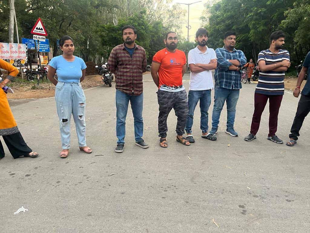 abvphcu's tweet photo. A fervent demonstration in response to the arrest of ABVP's national secretary for protesting against ragging at Jadavpur University. The effigy burning highlights concerns about the actions of the West Bengal state government. https://t.co/481sMFMnoD