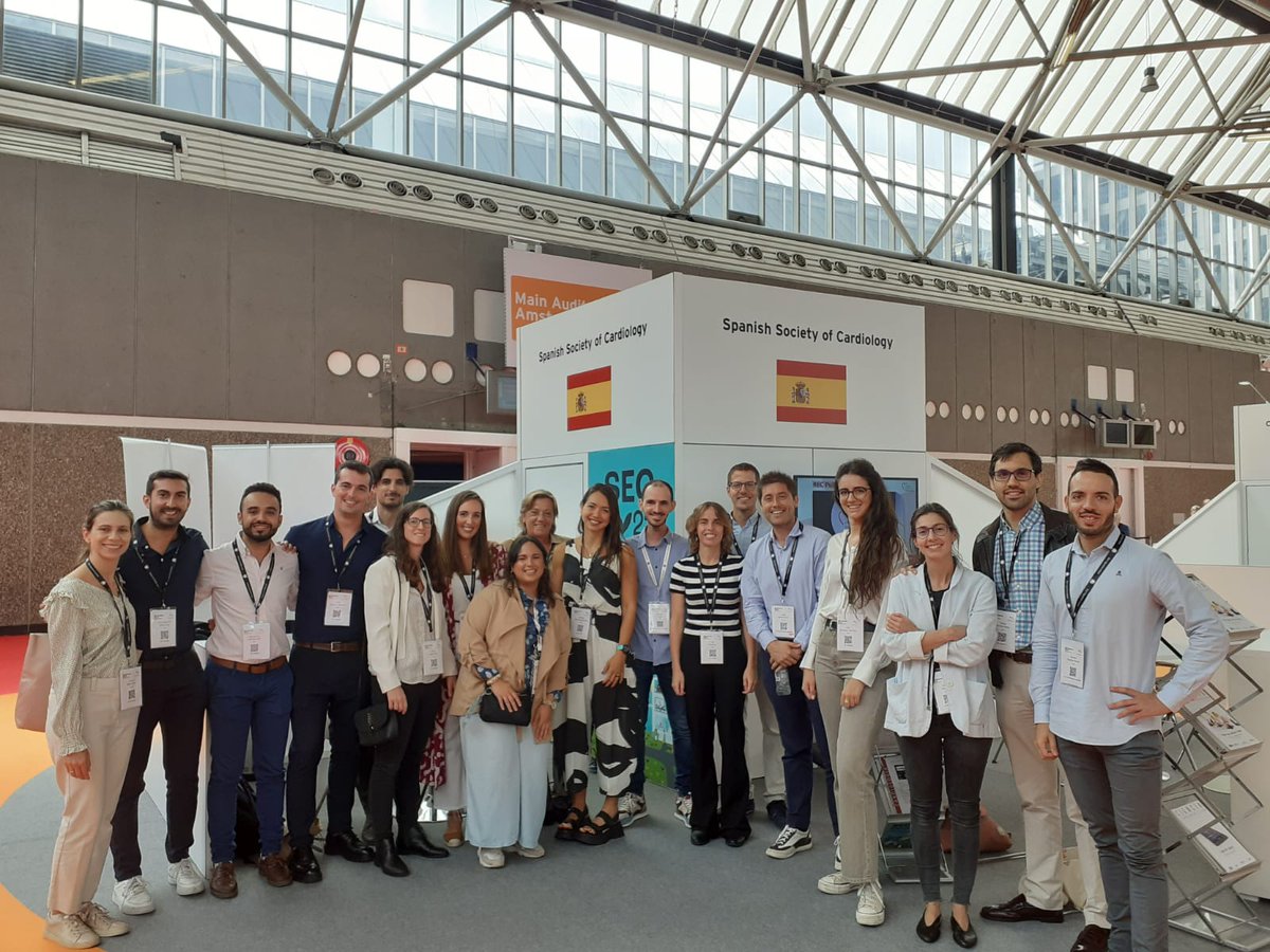 📷  Blanca Miranda, gerente SEC-FEC, y <a href="/MTLLluva/">María</a>, presidenta anterior de <a href="/JovenesSec/">JóvenesSEC</a>, reciben en el stand de <a href="/secardiologia/">Soc Esp Cardiología</a> al grupo de jóvenes cardiólogos que han venido al ESC Congress con una inscripción gratuita.