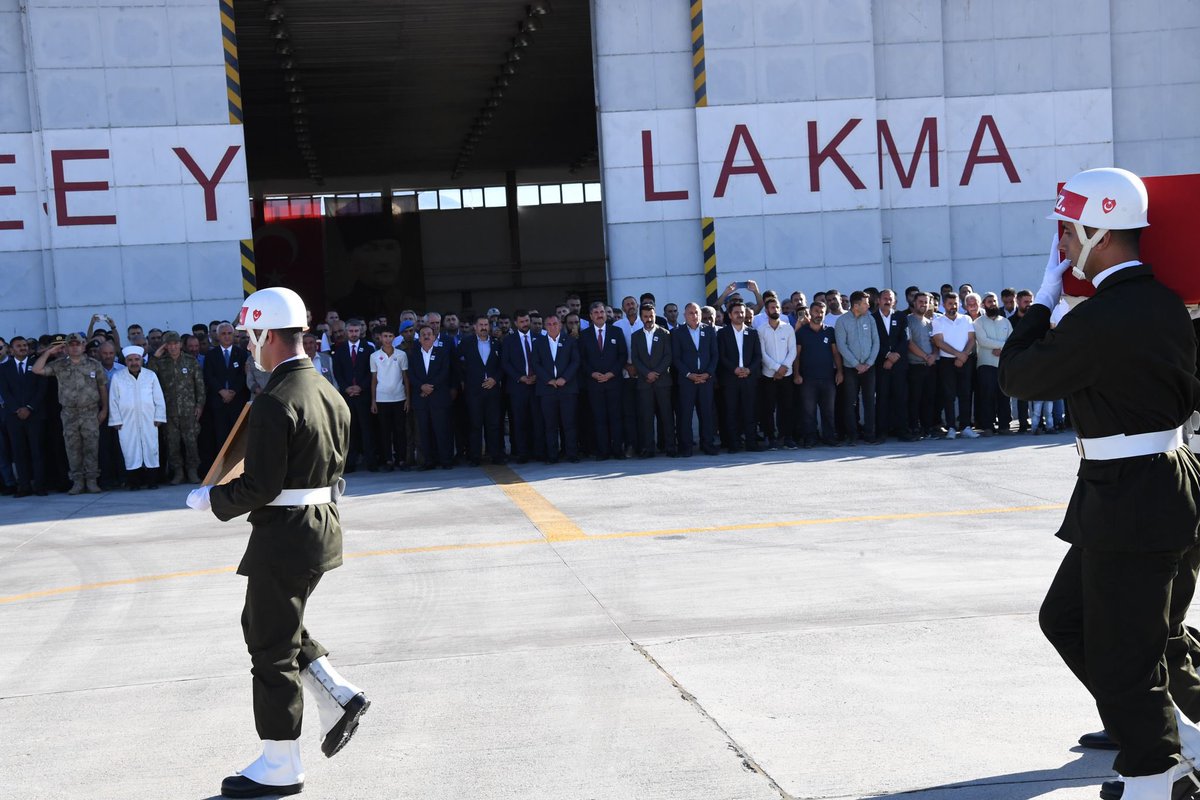 Pençe-Kilit operasyon bölgesinde şehit düşen Kahraman Mehmetçiğimiz, hemşehrimiz Piyade Sözleşmeli Er #ErkanSelçuk’un naaşını Muş havaalanında karşılayarak, son yolculuğuna uğurluyoruz. Şehidimizin mekanı cennet olsun.