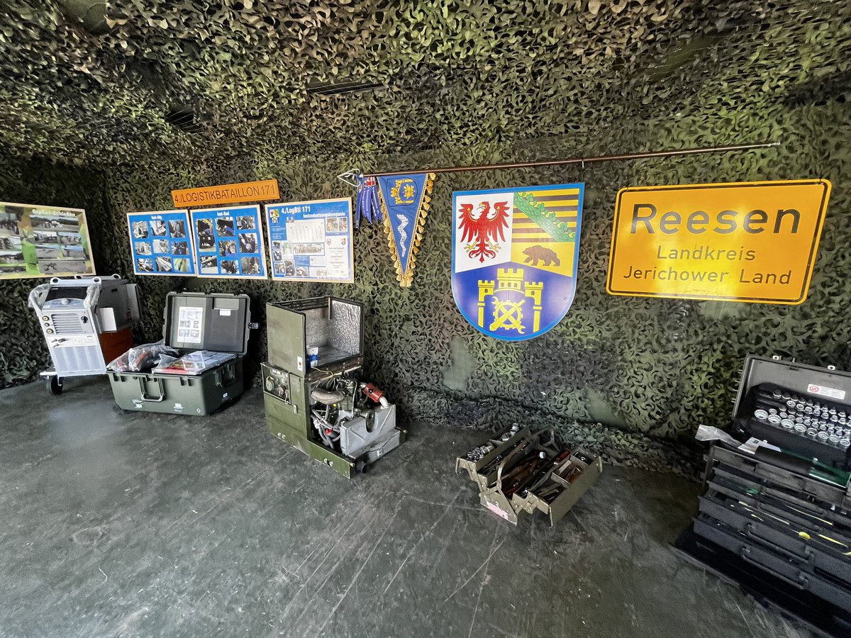 RolandBoegel's tweet photo. Ein paar weitere Impressionen von 20 Jahre #LogBtl171 #SachsenAnhalt in Burg. Danke auch an die Combo von #HeeresmusikkorpsHannover #Logistik #StrongerTogether #SKB https://t.co/FwySJ22eS1