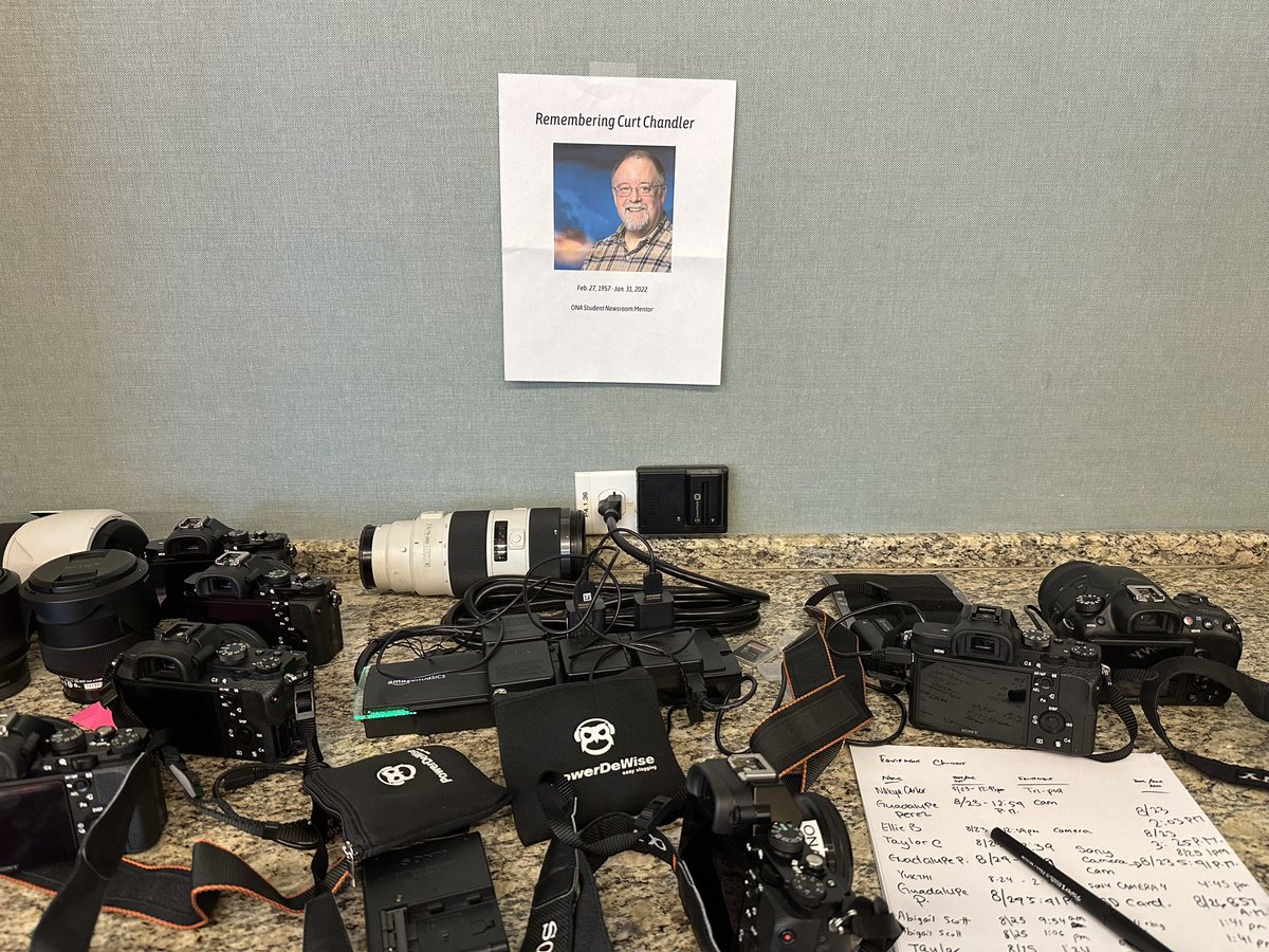 terabithia4's tweet photo. I made it to the student newsroom at @ONAConf just before heading home. They are doing great work - and are trying to figure out all the ins and outs of the alarms in the hotel this morning. 1/ https://t.co/DpNOyt9qDH