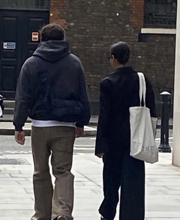 SpainStyless's tweet image. 📸|| Harry y Taylor, ayer, paseando por Londres 🇬🇧