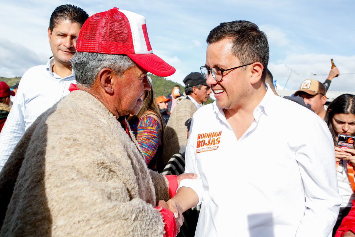 RodrigoRojas's tweet photo. A las maquinarias, las OPS y los ríos de dinero, les vamos a ganar 💪 de la mano de la gente buena, de la gente que ama su tierra, de los #boyacenses que no se rinden 🙌. 

Acá, desde el territorio, estamos llevando una propuesta seria que quiere construir #UnNuevoBoyacá 🧡 https://t.co/UqBrD10i7o