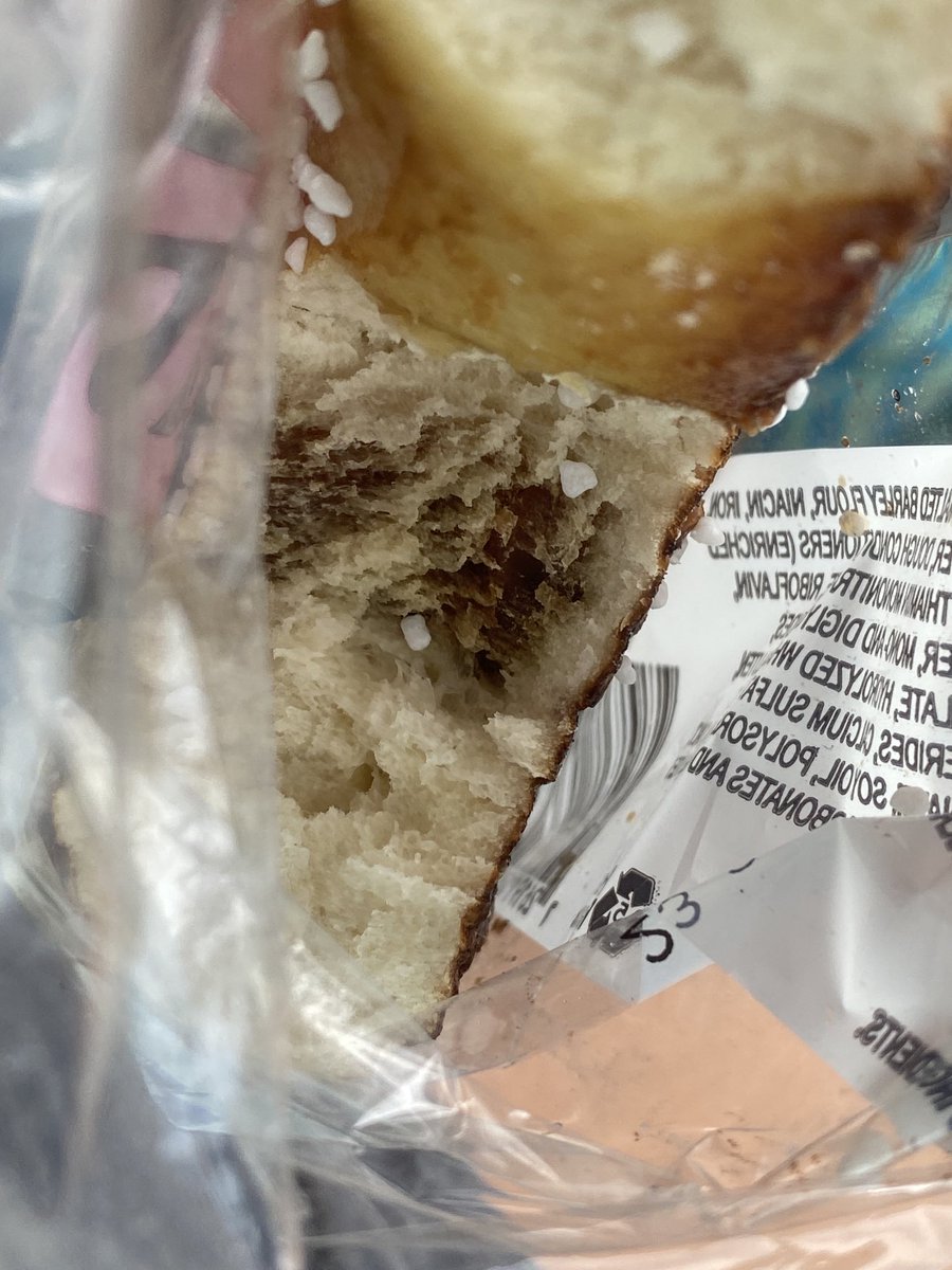 EstherO's tweet photo. Hey ⁦@Wawa⁩, why is the inside of my pretzel brown?! 😬😬😬 https://t.co/oxah2hrs0j
