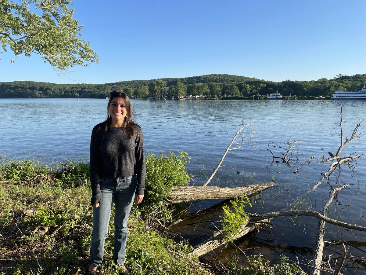 gabbymaljanian's tweet photo. Drop a photo with your height 

4’11” 🤦🏻‍♀️ https://t.co/YF5Yl0w5Xr