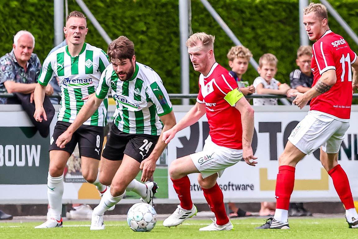 HarkemaseBoys's tweet photo. Einde wedstrijd. De punten worden verdeeld in Genemuiden.
#genhar 1-1 https://t.co/KfurXl7jFz