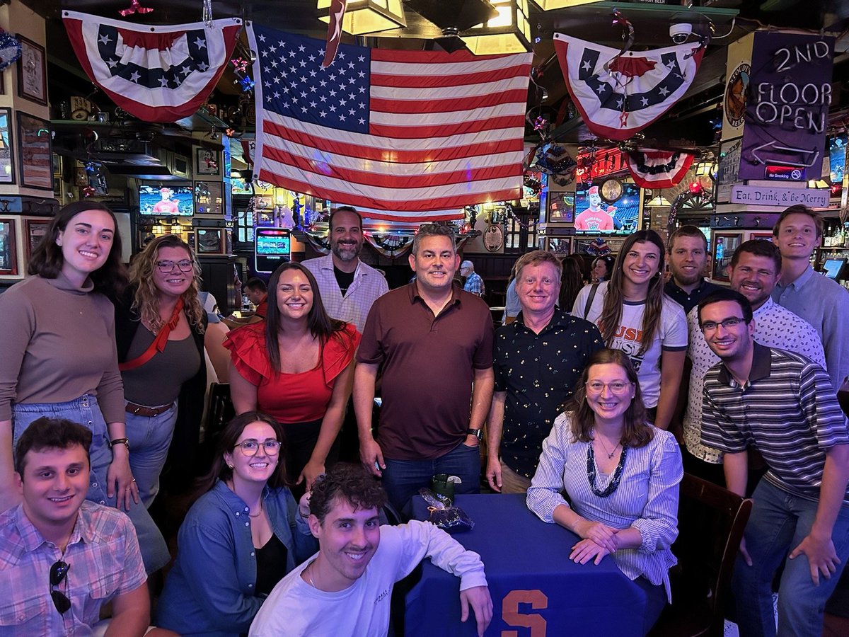 Thanks to all the MND and @NewhouseSU alum who joined us for our #ONA23 🍊 Happy Hour in Philly.
