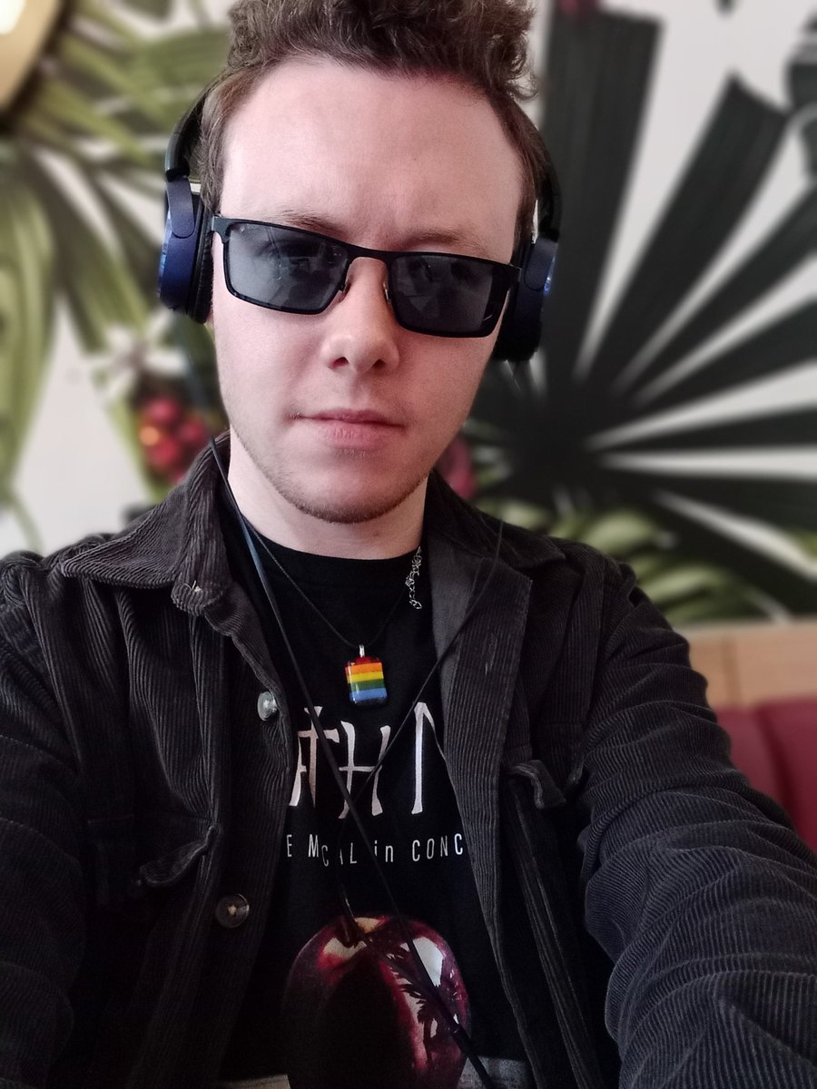 BurnettWrites's tweet image. Going to treasure my tee from #DeathNoteLDN for a long, long time 🥰 🍎💀📓