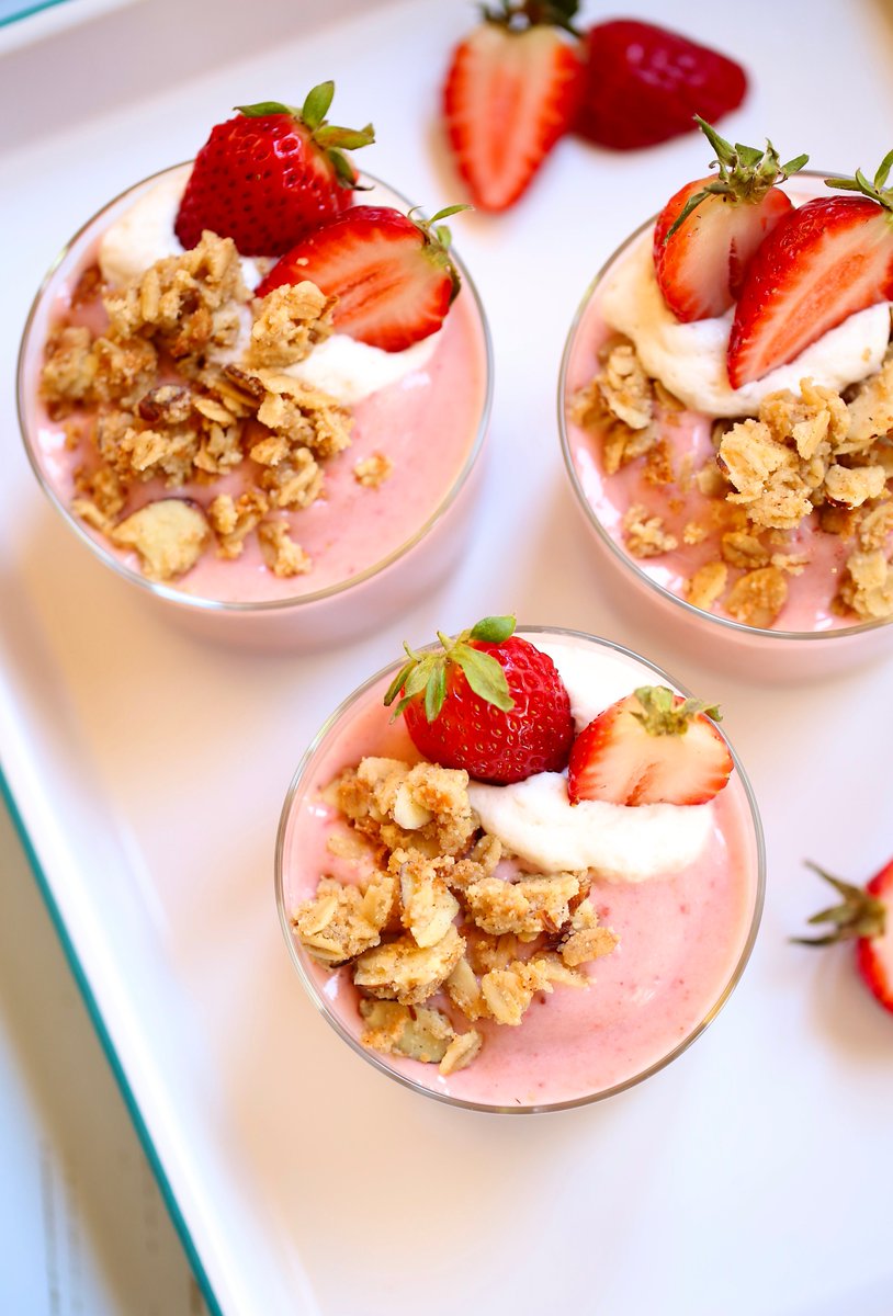 This strawberry almond milk smoothie has granola on top for extra deliciousness! studiodelicious.com/strawberry-gra…