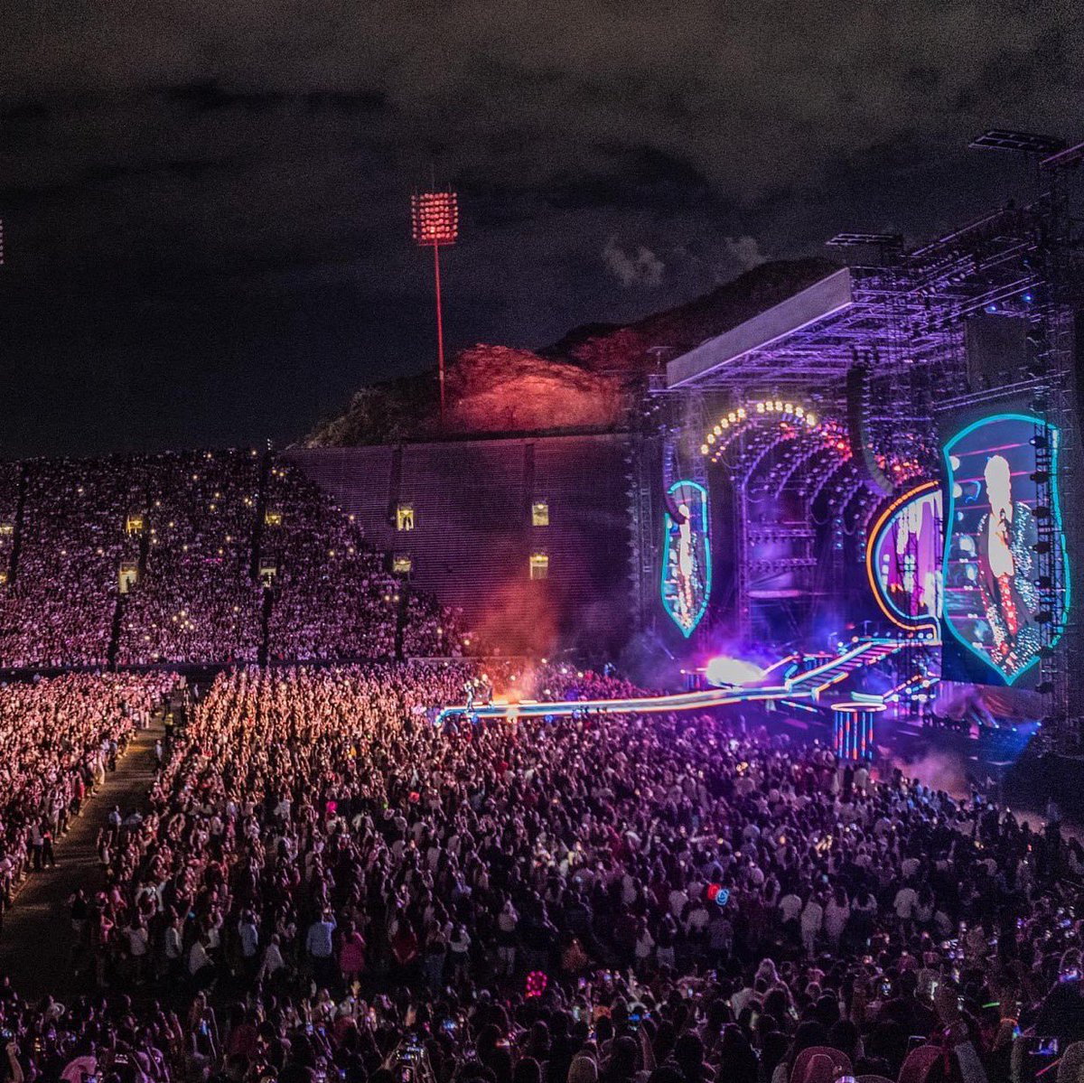 Ahora sí es una realidad, RBD para ti y por ti !!! Gracias por regalarnos una noche inolvidable llena de amor y por ese abrazo enorme que nos cobijó el alma ❤️ 🙏🏻 no hay palabras para poder expresar todo lo q siento… los amo!