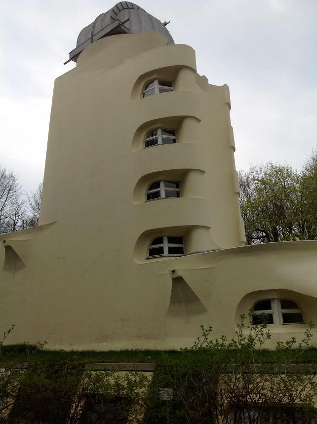 De Einsteinturm staat in Potsdam bovenop de Telegrafenberg. Een pittige klim op de fiets. De architect Erich Mendelsohn leidde Einstein rond en wachtte bevreesd op een oordeel. Dat kwam vele uren later, toen fluisterde Einstein in het oor van Erich M; 'Organisch'.