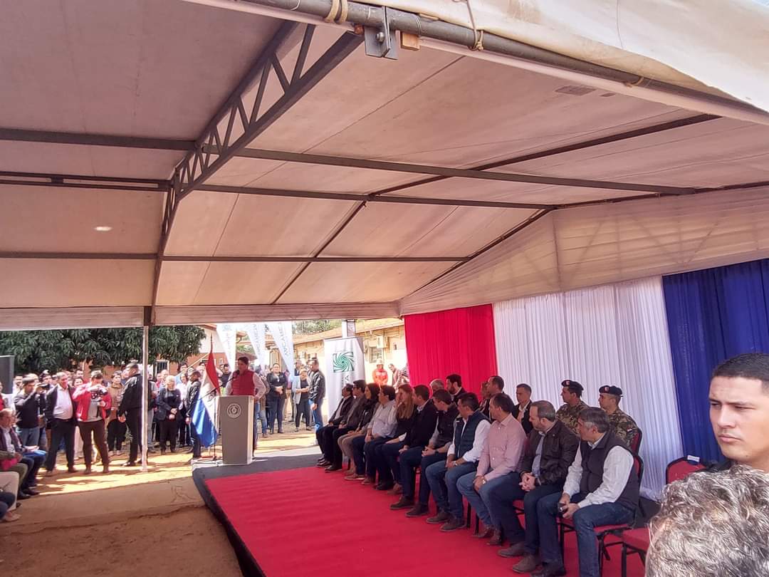InfoANRpy's tweet photo. #EBY | ENTREGA DE APORTES A BECARIOS.
 
El Gobierno Nacional a través de la Entidad Binacional Yacyretá realizó la entrega de aportes a los universitarios becados mediante convenio entre la Gobernación de Caazapá y la Entidad, la Coordinadora del Área Social, @DelPilar_Medina que asumió el cargo hace unos días en la Entidad, encabezó dicha actividad. 

En esta oportunidad fueron beneficiados 716 jóvenes de los 11 distritos del Dpto de Caazapa, quienes recibieron 1 millón y medio a  2 millones y medio de guaraníes (según la carrera que cursan).

La actividad se llevó a cabo en el edificio de la Gobernación de Caazapá.

Posteriormente acompañó al Señor Presidente @SantiPenap,  Vicepresidente @AllianaPedro, junto al Director de la EBY, @LuisBenitez_Dip y comitiva  al acto de habilitación de mejoras realizadas en el Hospital Regional de Caazapá y entregas de aportes a otros sectores.

#GobiernoDelParaguay