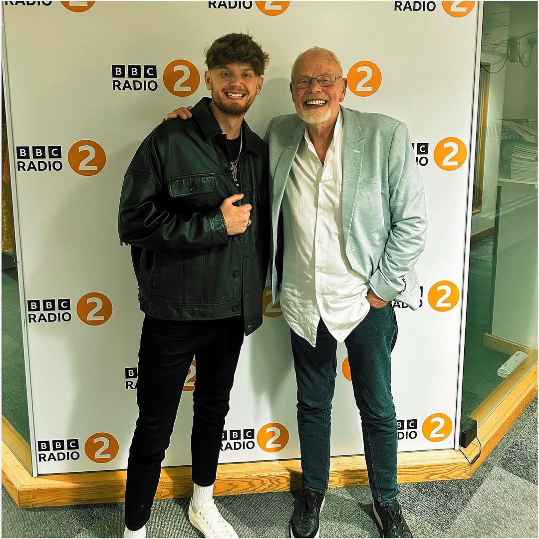 Coupla handsome devils!.. @WhisperingBob you're a gentleman and a scholar. Thanks for having me! @BBCRadio2 🇬🇧