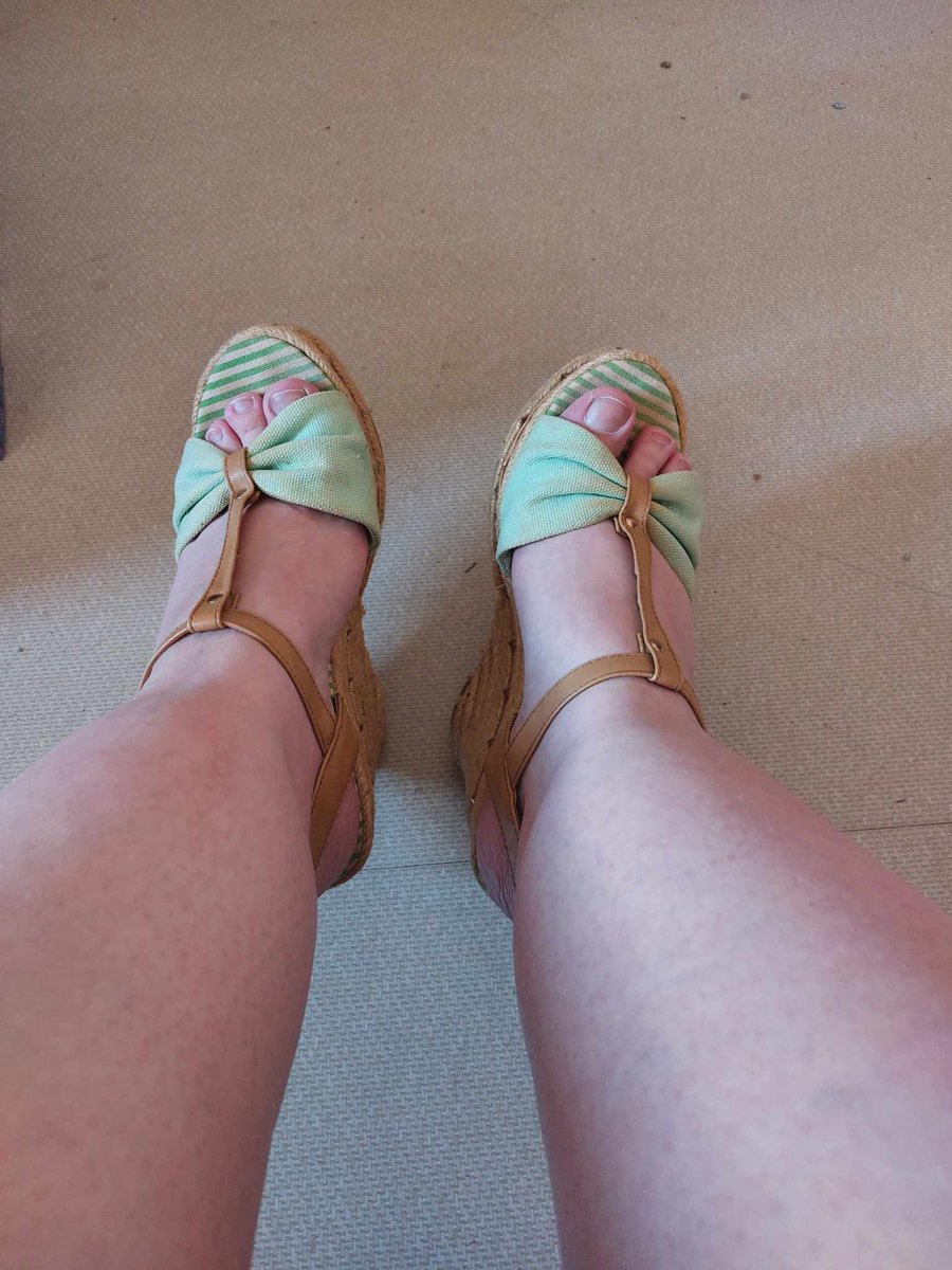StellaOFTextes's tweet photo. Certainement une de mes paires de chaussures préférées. Je les aime vraiment ! Et toi, tu les trouves belles ?
https://t.co/NqcXAKshcQ

#MYM #Pieds #Feet #Foot #FeetPic #TitPic #Poitrine https://t.co/Zb9o3mFPWa