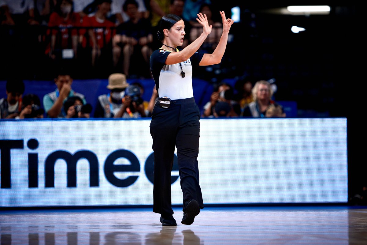 NBAMEX's tweet photo. 🇲🇽 ¡Orgullo mexicano! 🇲🇽 Blanca Burns es histórica: se convirtió en la primer mujer árbitro en dirigir un partido de la Copa del Mundo. 👏🏀

📸: @FIBAWC https://t.co/dim6IbsPt2
