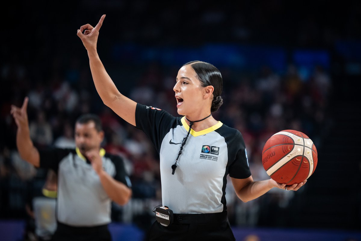 NBAMEX's tweet photo. 🇲🇽 ¡Orgullo mexicano! 🇲🇽 Blanca Burns es histórica: se convirtió en la primer mujer árbitro en dirigir un partido de la Copa del Mundo. 👏🏀

📸: @FIBAWC https://t.co/dim6IbsPt2