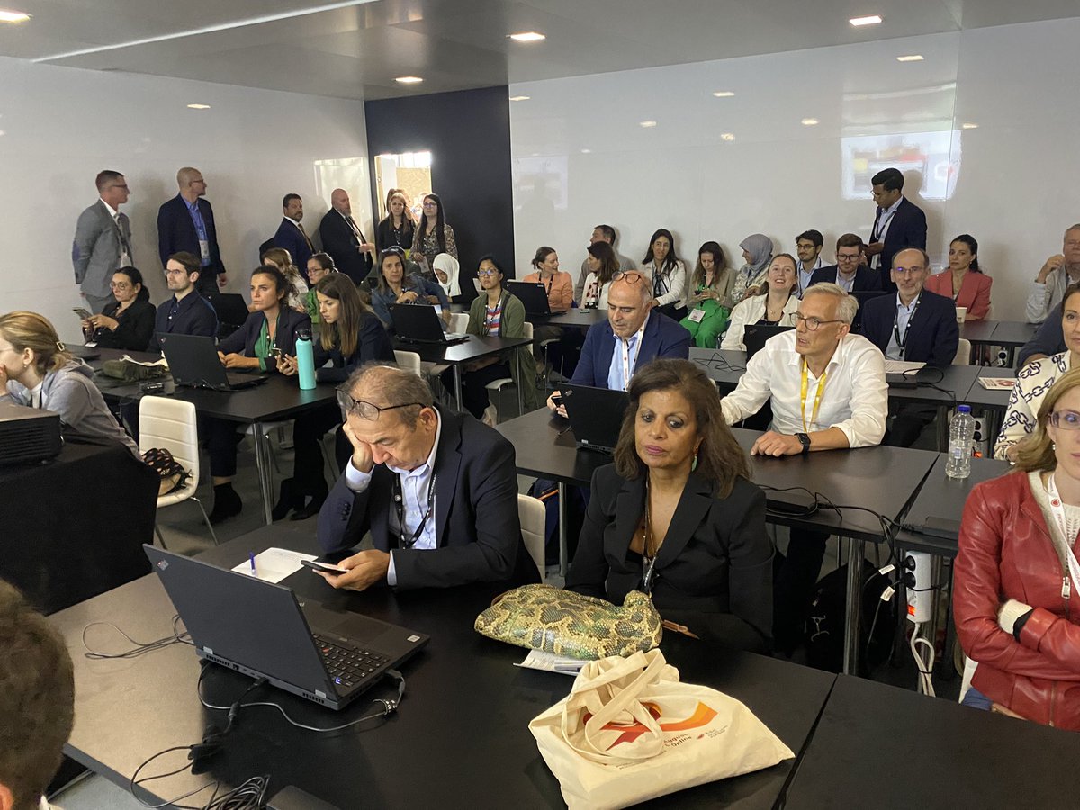 ⚠️The tutorial on #Mitral valve is about to start! ⚠️ The room is fully packed but people won’t be disappointed! 😊 Happy to learn from the great #echofirst master @NMerke 💫💫💫 #ESCCongress2023 #ESC2023