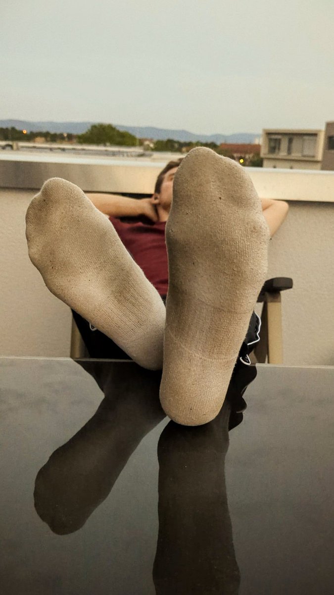 Kinkx_Kenyo's tweet photo. Three days and two gym sessions later, I'm airing out my rank socks, while you sit on the opposite side of the table.
What do you do? 

#gayfeetworkship #gaymaster #gaysneakers #gaynike #gayslave #boundguy #tiedup #kiffeur https://t.co/vEYoZreR6I