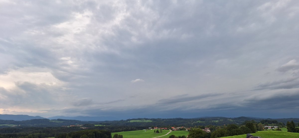 StormchaserAlp1's tweet photo. Eine heftige Superzelle zieht gerade durchs Alpenvorland #uwde @Kachelmannwettr https://t.co/8JW2hDEltL