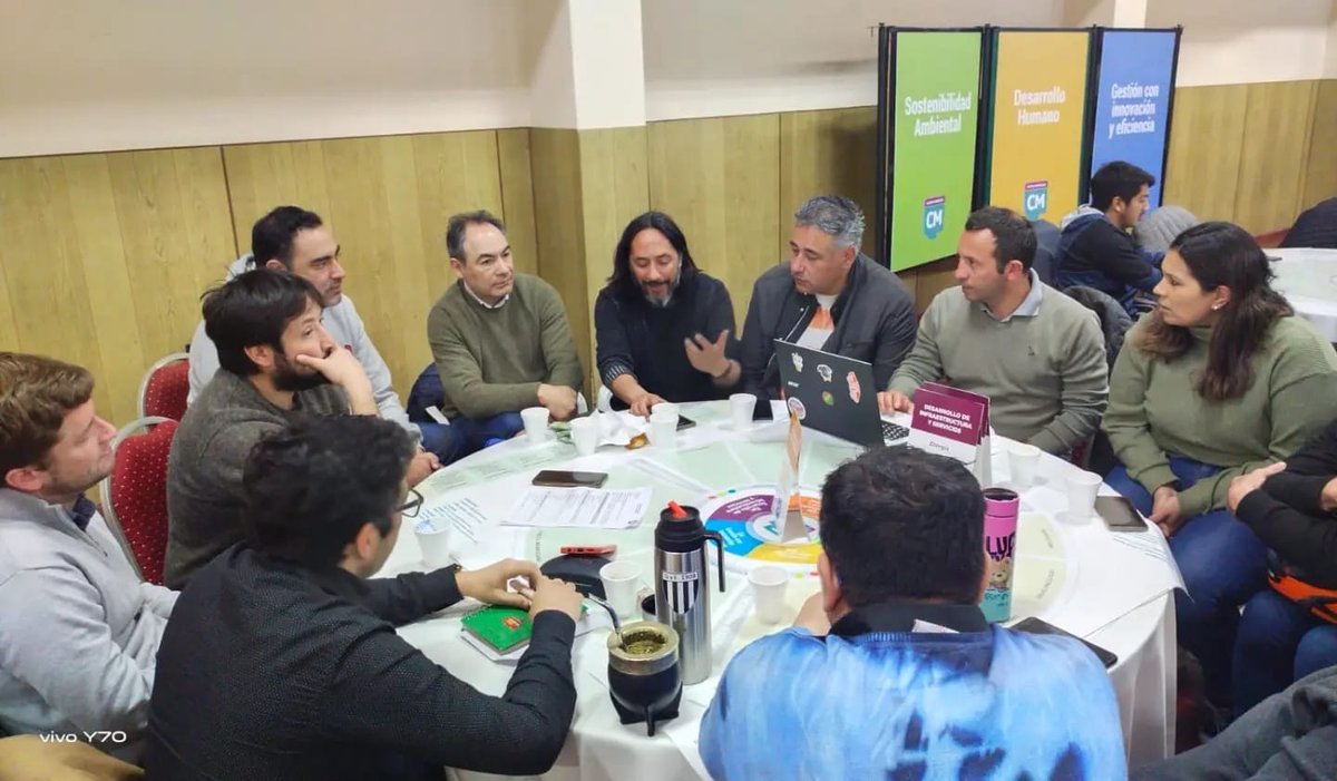 gabimartinez33's tweet photo. 📍Junto a vecinos/as, organizaciones sociales y el @FrenteCambiaMza, trabajamos para avanzar en los ejes de gestión de Godoy Cruz y la provincia.

#QueremosLoMismoQueVos 
✅️ @diegocostarelli @TadeoGZ https://t.co/jzYAuGJVBl