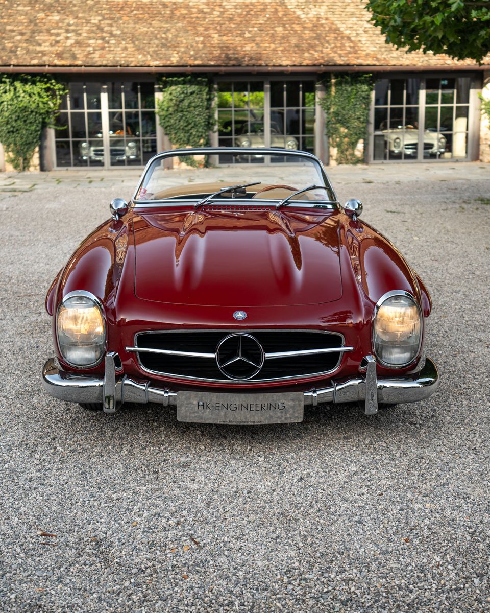 Great color combination for the 300 SL roadster.
#w198 #300sl #gullwing #Benz #hkengineering #300slroadster #drivetastefully #mercedes #mercedesbenz