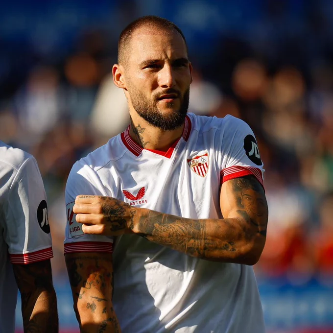 Erafutbolfem's tweet photo. ‼️ Según Diario de Sevilla, el SEVILLA saltará al partido contra el Girona con una camiseta con el lema #SeAcabó en apoyo a @Jennihermoso 

👏 Además, se espera que se rinda homenaje a Olga Carmona, formada en la cantera sevillista https://t.co/7xnrgzsL33