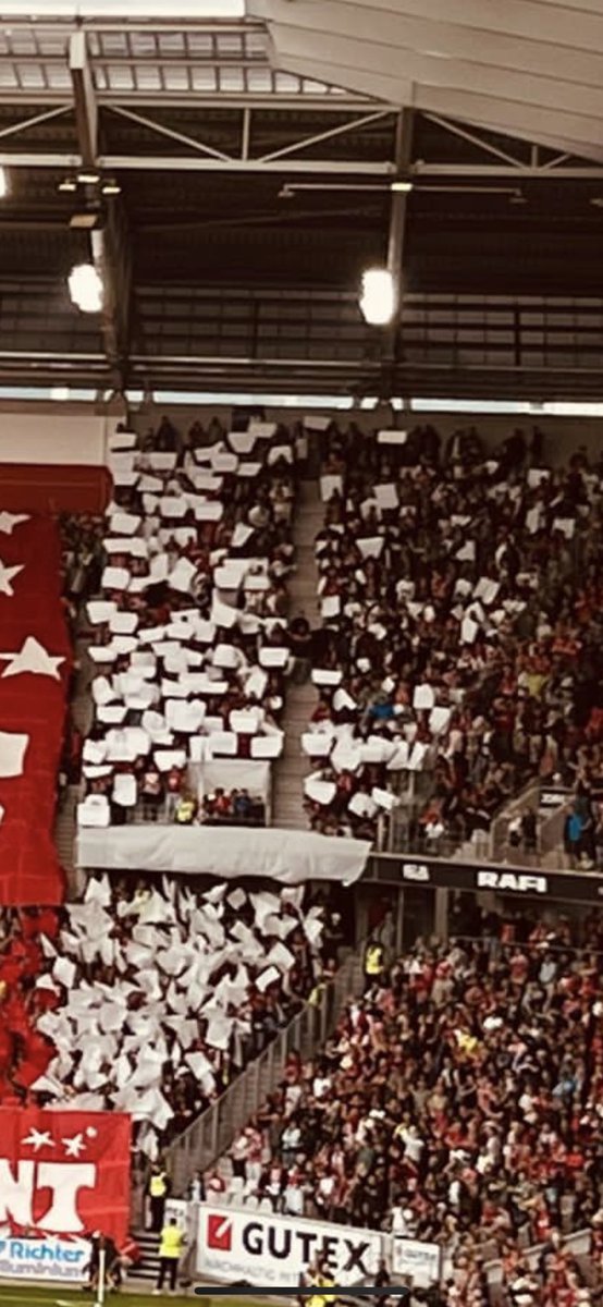 __TK17__'s tweet image. Wieso um alles in der Welt bekomm ichs nicht geschissen eine scheiss weiße Papptafel hochzuhalten?

Verpisst euch doch einfach aus dem Block. 

Es nervt nur noch.

#SCFSVW