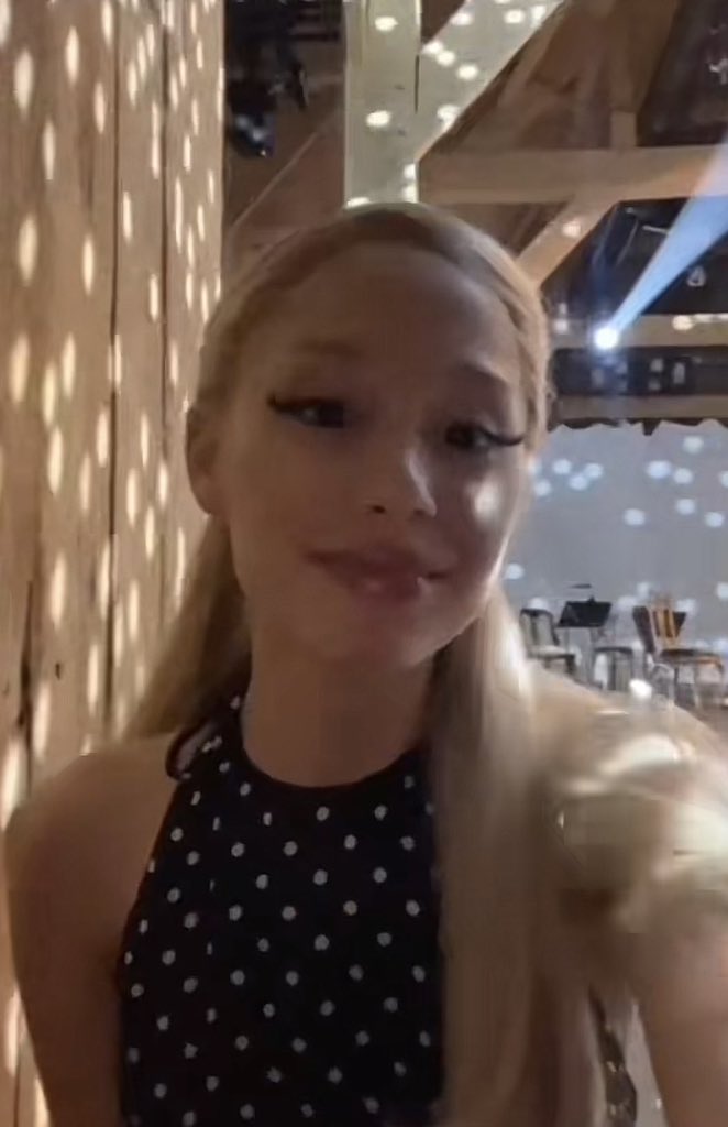 arianatorswildt's tweet photo. when the quality is sht but you’re ariana grande https://t.co/f5zBvjct3L