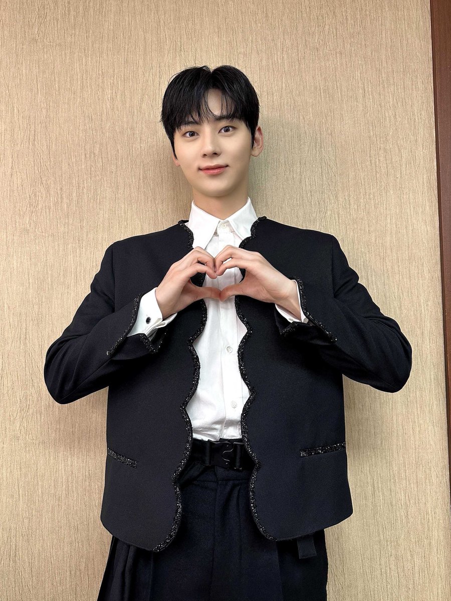 MINHYUN_PLEDIS's tweet photo. [#Moment_H] 📸

마카오 황도들❣️행복한 기억
가~득 만들어줘서 너무 고마워요!! 최고최고👍
See you soon, MACAU 🧡

#황민현 #HWANGMINHYUN
#UNVEIL https://t.co/lLZzkYYPA6
