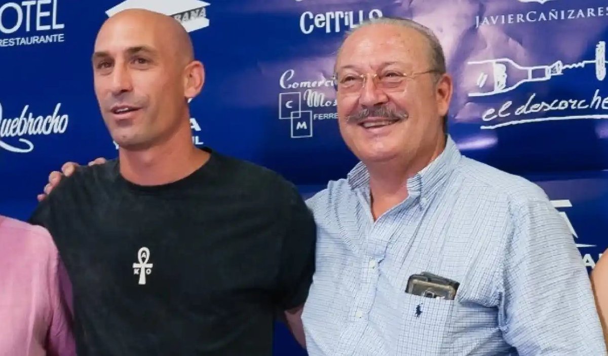 CADCI's tweet photo. ATENCIO "uno de los nuestros' Luis Rubiales es un endollat del PSOE🇪🇸✋🏻, el seu pare es un dels barons socialistes de la Federació Andalusa implicats en el frau de 60.000.000€ dels ERE amb UGT per això la Moncloa no ha intervingut #mafiasociata https://t.co/wVMEtjEqQt
