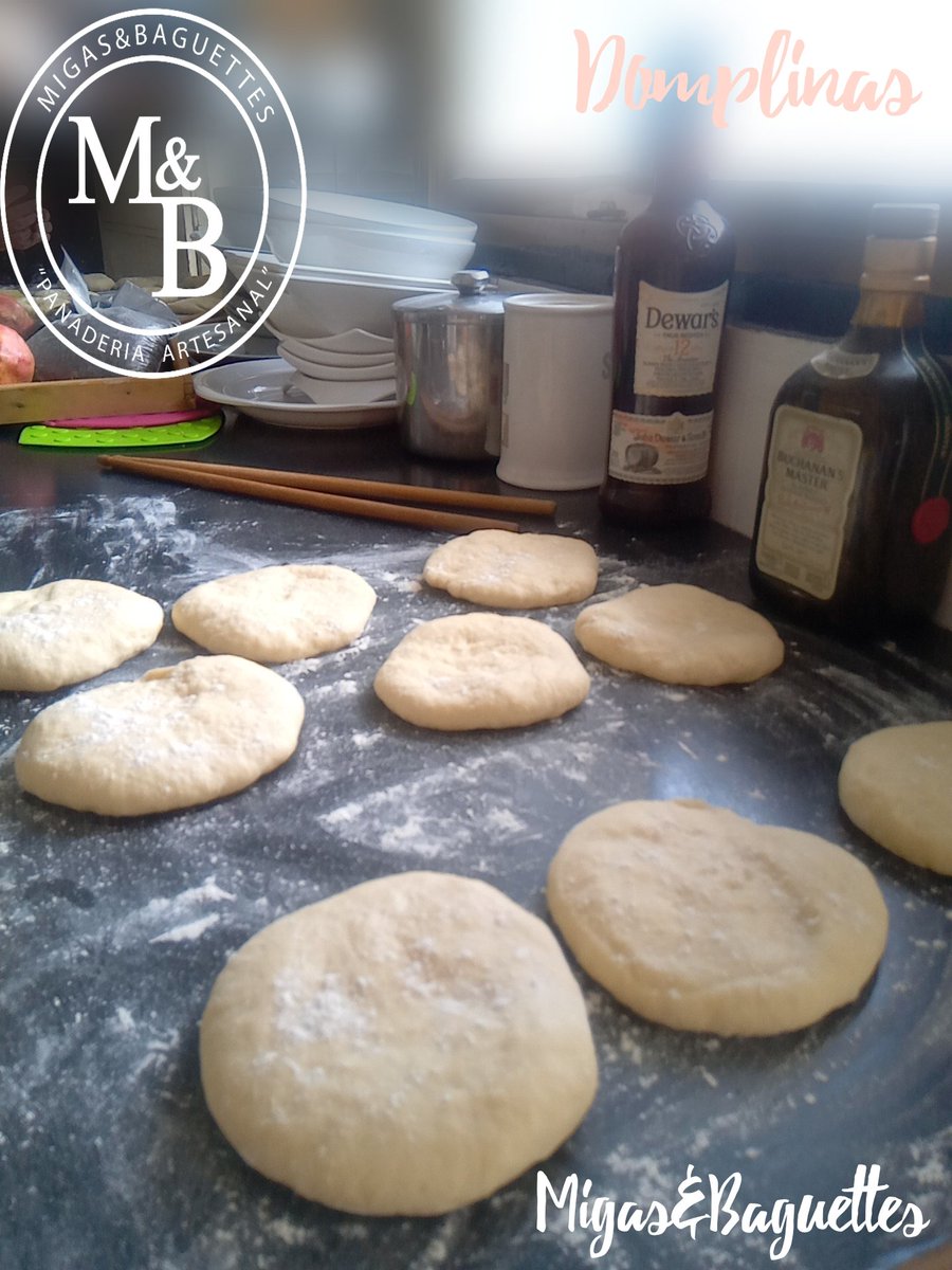 migasybaguettes's tweet photo. ¡Elaborando las Domplinas! Es un Pan que se fríe en aceite y se rellena con la proteína que desees y se acompaña con salsa tártara, de ajo, Guasacaca, etc. Las Domplinas son originarias del Oriente de Venezuela. ¡Fuego a las Domplinas!🔥
#domplinas
#panfrito
#migasybaguettes https://t.co/WrV5KO3MfX