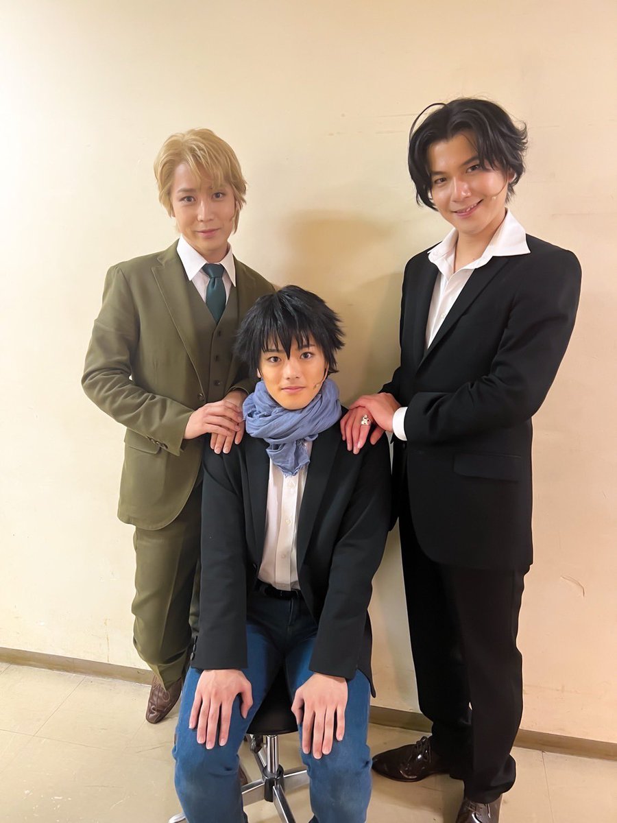 #モリミュ 
2公演でした。

そして今日はバースデーボーイ崚行の日。

沢山の方にお祝いして頂いて幸せそうな彼。

わたくしまで嬉しくなるのである。

写真館の家族写真風に。